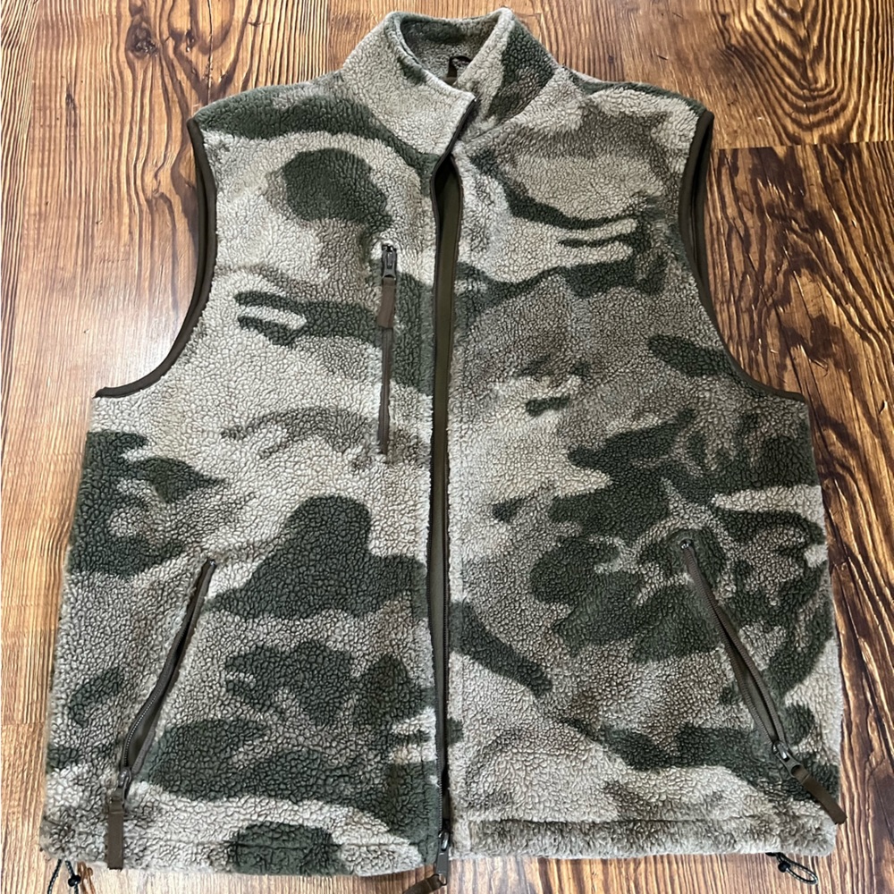 Men’s Cabela’s camouflage sherpa vest. Size XL.